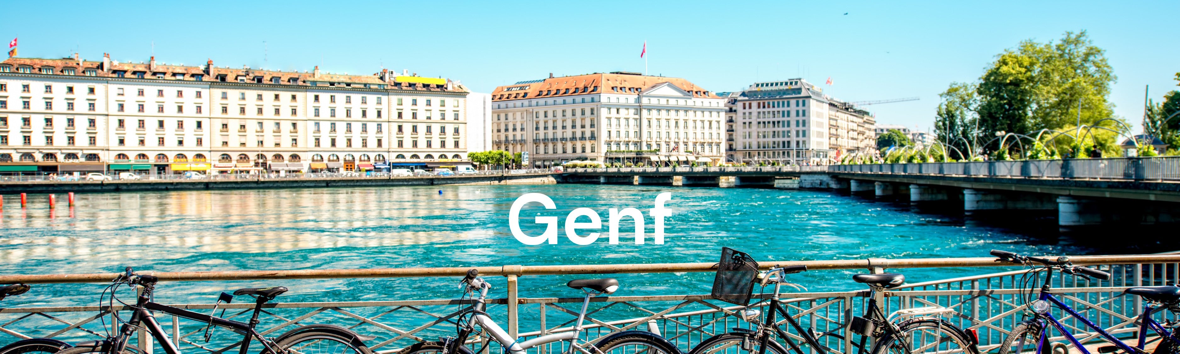 E-Bike Tour durch Genf: Mit dem Fischer City E-Bike Cita entspannt am Quai du Mont-Blanc entlangfahren, mit Blick auf den Jet d'Eau und den Genfersee.