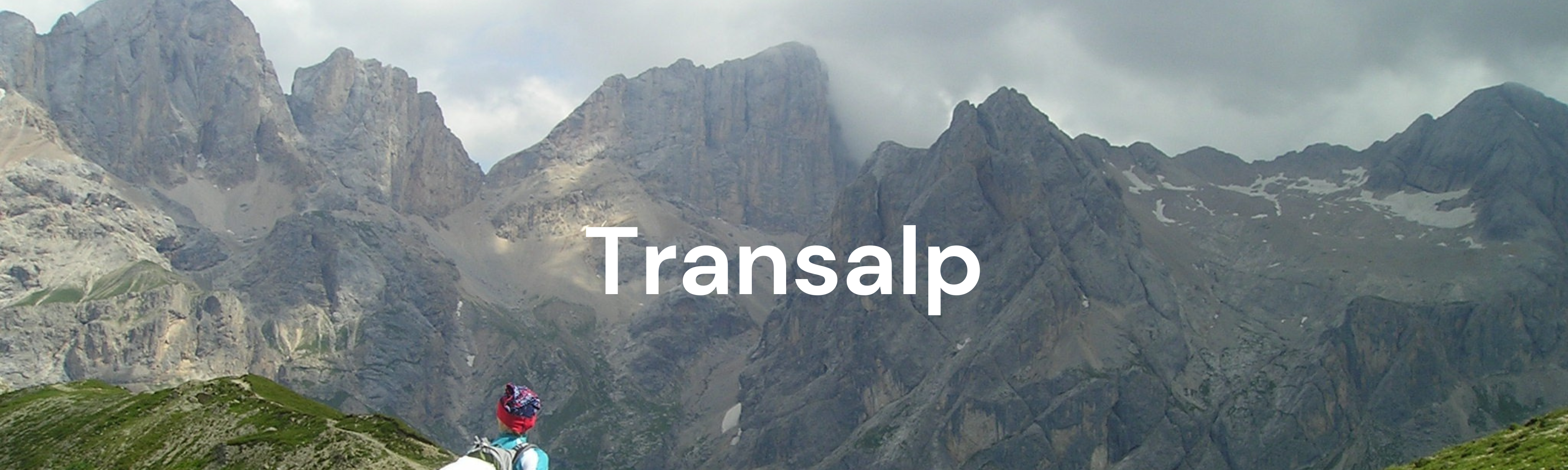 E-Bike Transalp-Tour: Blick auf die hochalpine Bergwelt während einer Alpenüberquerung mit dem robusten Fischer E-MTB Montis