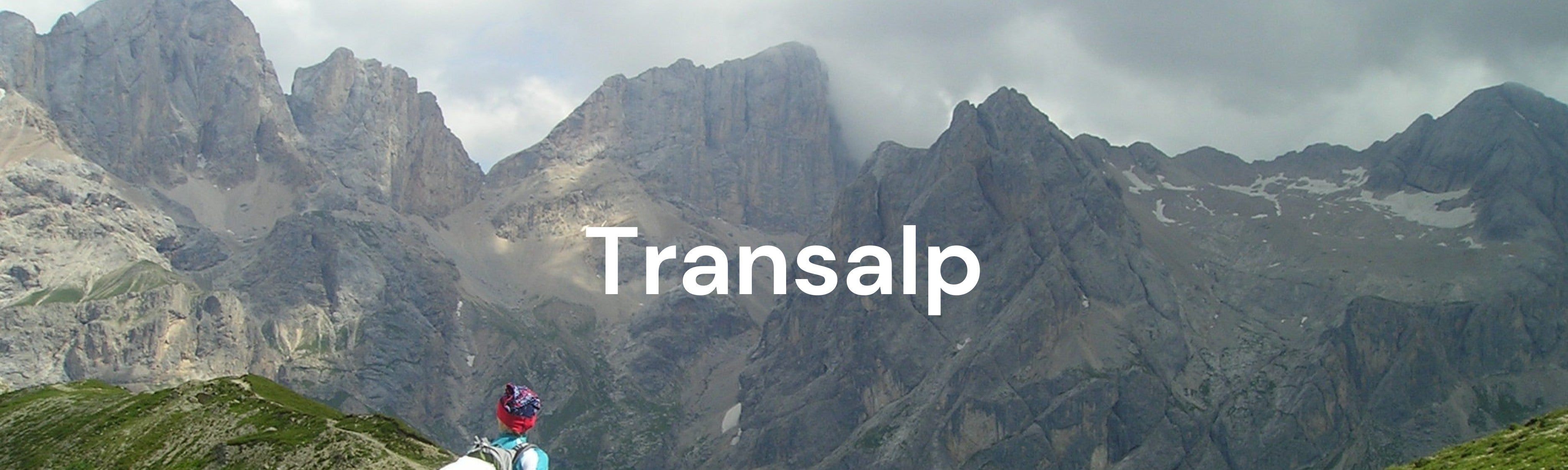 E-Bike Transalp-Tour: Blick auf die hochalpine Bergwelt während einer Alpenüberquerung mit dem robusten Fischer E-MTB Montis